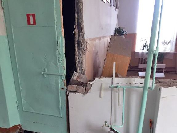 Стена обрушилась в школе в приморском селе Воздвиженка