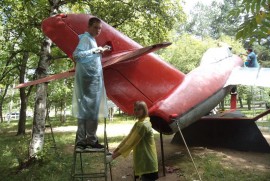Арсеньевцы провели реставрацию истребителя МиГ-15, установленного возле колледжа ДВФУ 3