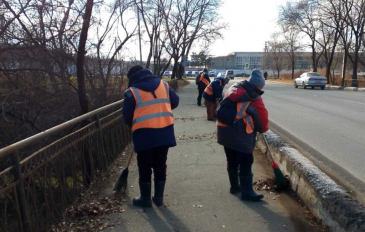 Покрасили леерное ограждение, подмели, убрали мусор...