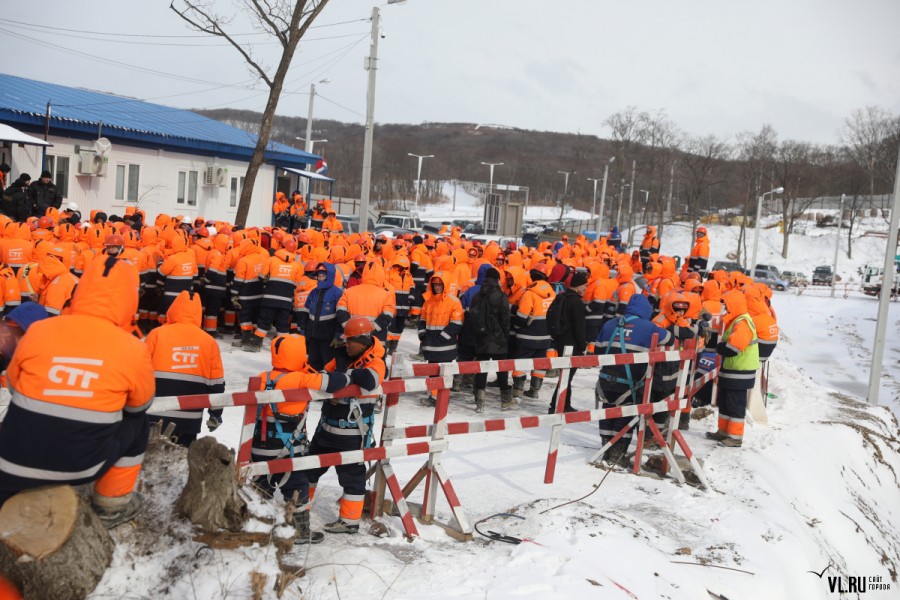 На острове Русском рабочие проводят стихийную забастовку и требуют выплатить зарплату
