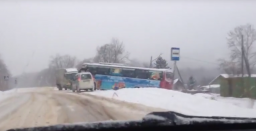 Автобус Арсеньев-Яковлевка из-за снегопада сошел с дороги.