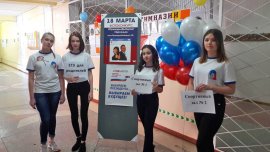 Жители Арсеньева активно фотографируются рядом с избирательными участками