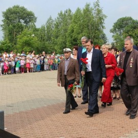 22 июня в Арсеньеве состоялась церемония возложения цветов к обелиску Славы 2