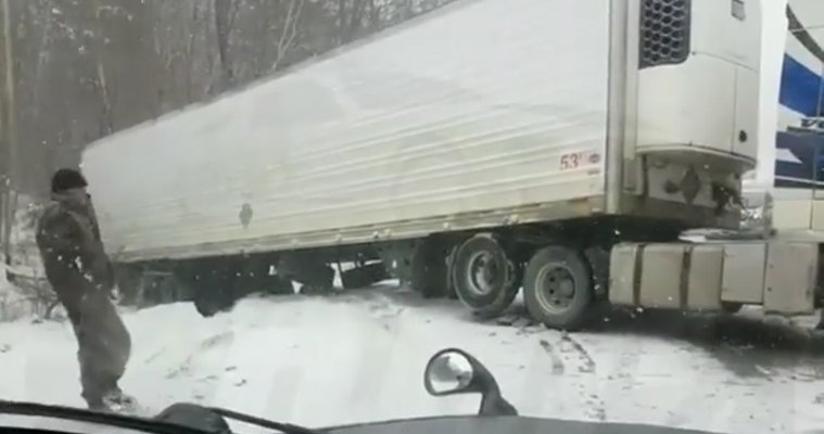 Авария из-за выпавшего снега блокировала движение на трассе в Приморье
