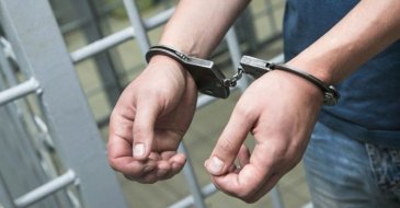 В Арсеньеве сотрудники полиции задержали подозреваемого в совершении грабежа
