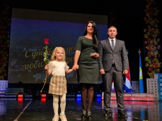 Торжественное собрание и праздничный концерт, состоялись сегодня в ДК «Прогресс». 1