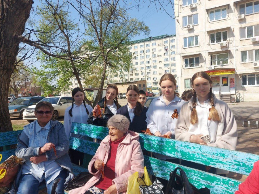 Акция «Георгиевская лента» проходит накануне Дня Победы в школах города