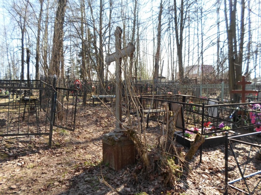 Пенсионер выкопал деньги на кладбище и был ограблен