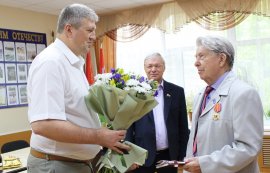 Председатель Совета ветеранов В.А. Клоков принимает поздравления с днем рождения