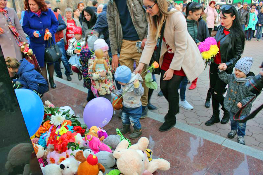 Жители Арсеньева почтили память жертв трагедии в Кемерово