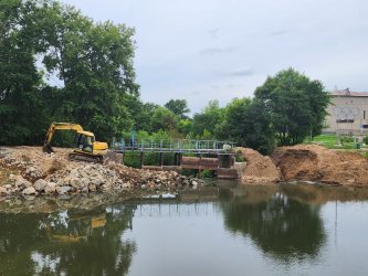 В Арсеньеве приступили к ремонту мостика через речку Дачную