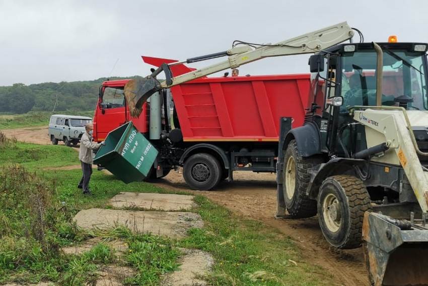 Почти 600 новых мусорных контейнеров установили в Приморье