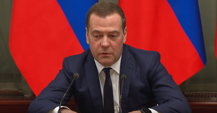 Медведев и все правительство подали в отставку