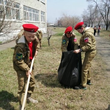 Арсеньевские юнармейцы приняли участие в уборке города 1
