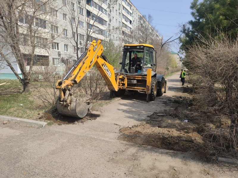 В Арсеньеве продолжаются работы по ремонту тротуара по улице Островского