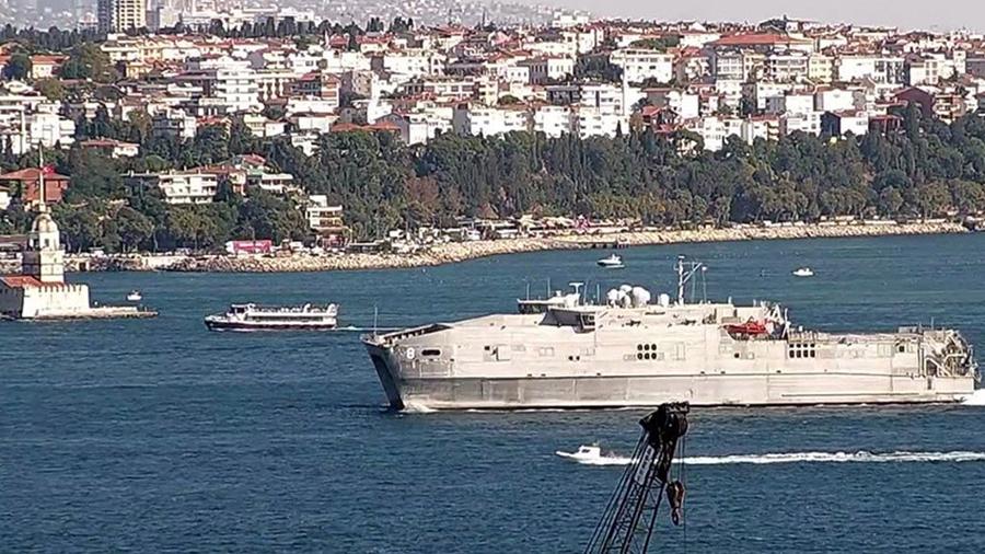 Черноморский флот взял на сопровождение судно ВМС США