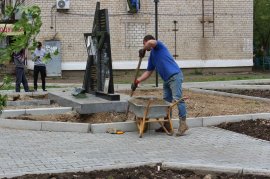 В Арсеньеве продолжается реконструкция сквера, в котором установлен памятник Олегу Пешкову 2