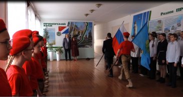 В школах города Арсеньев утром прозвучал гимн Государственный гимн России 1