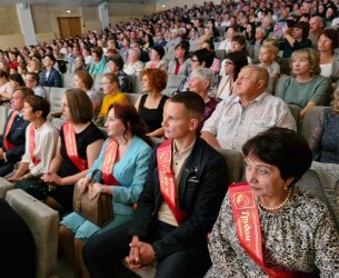 Торжественное собрание и праздничный концерт, состоялись сегодня в ДК «Прогресс». 0