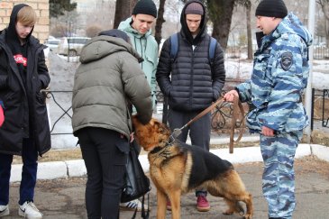 В Арсеньеве Приморского края полицейские и общественники провели для школьников урок профориентации 1