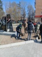Продолжается реконструкция сквера, в котором установлен памятник Герою России Олегу Пешкову 1