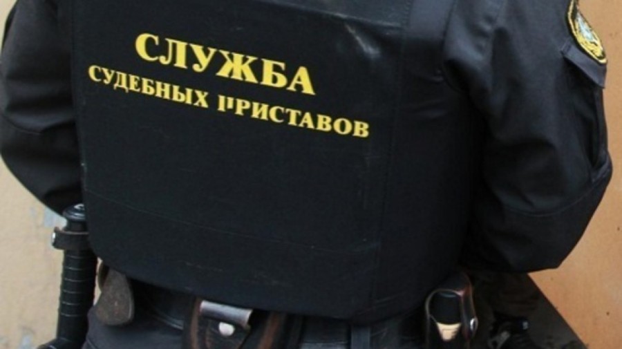 Приморские приставы арестовали бытовую технику и автомобиль у должников за тепло и ГВС