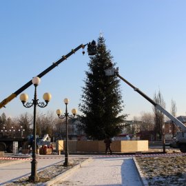 ​В Арсеньеве продолжается украшение центральной площади к Новому году 4