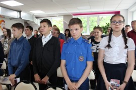 Депутаты Думы вручили юным арсеньевцам паспорта накануне Дня России