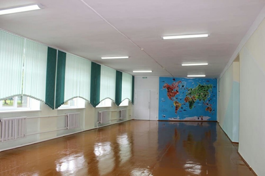 ​В школе № 5 к новому учебному году обновлена рекреация для начальных классов.⠀