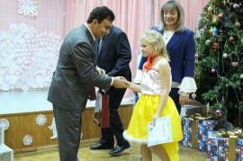 Приморские парламентарии приехали на праздник к детям-сиротам 2