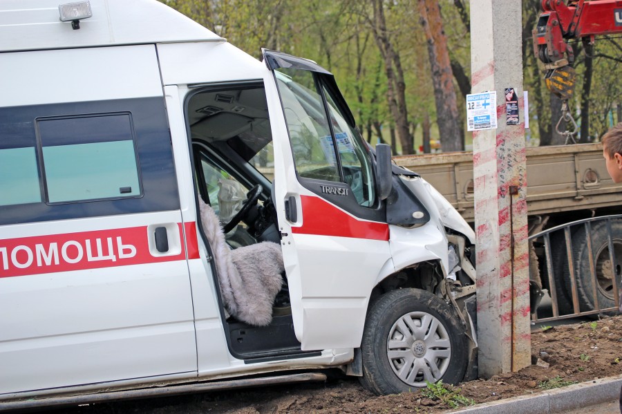 Авария на 9 мая с участием машины скорой помощи
