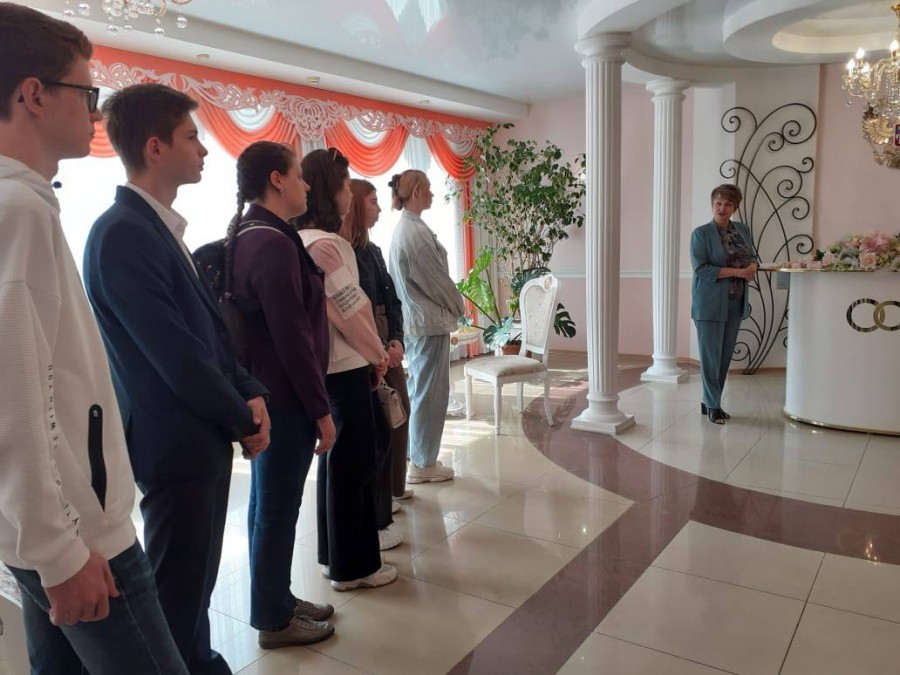 Школьники города Арсеньев побывали на экскурсии в ЗАГСе