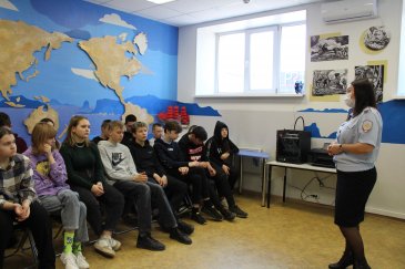 Юрисконсульт МО МВД России «Арсеньевский» провела встречу со школьниками