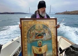 Владивосток сковали в молитвенное кольцо, а дальневосточники взялись за иконы
