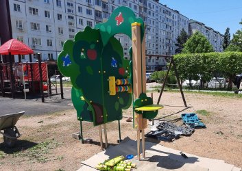 В Арсеньеве начались работы на детской площадке по ул. Калининской