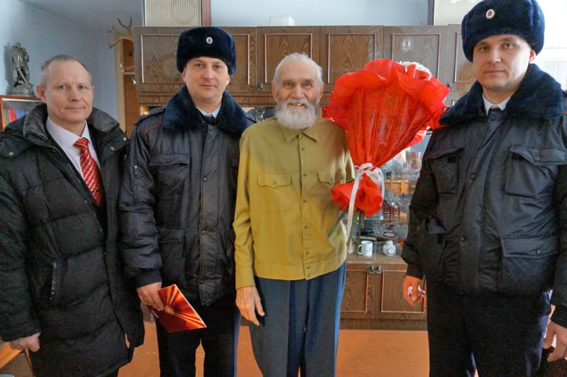 Ветерана Великой Отечественной войны, полковника милиции в отставке поздравили с 90-летием