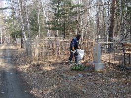 Работы по уборке территории кладбища идут в Арсеньеве накануне родительского дня