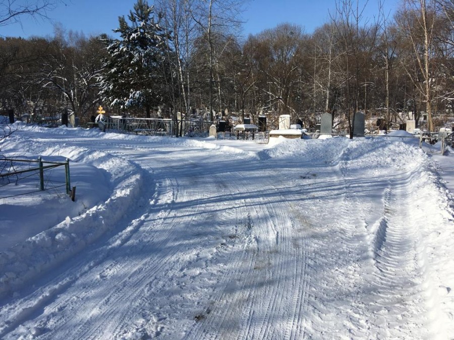 На городском кладбище дороги очищены от снега
