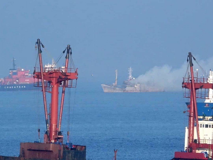 Спасатели МЧС России эвакуировали экипаж с горящего судна в Амурском заливе