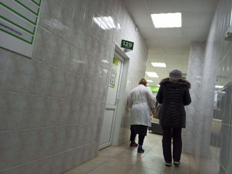 Рост заболевания COVID-19 в Приморье фиксируют у пенсионеров и школьников