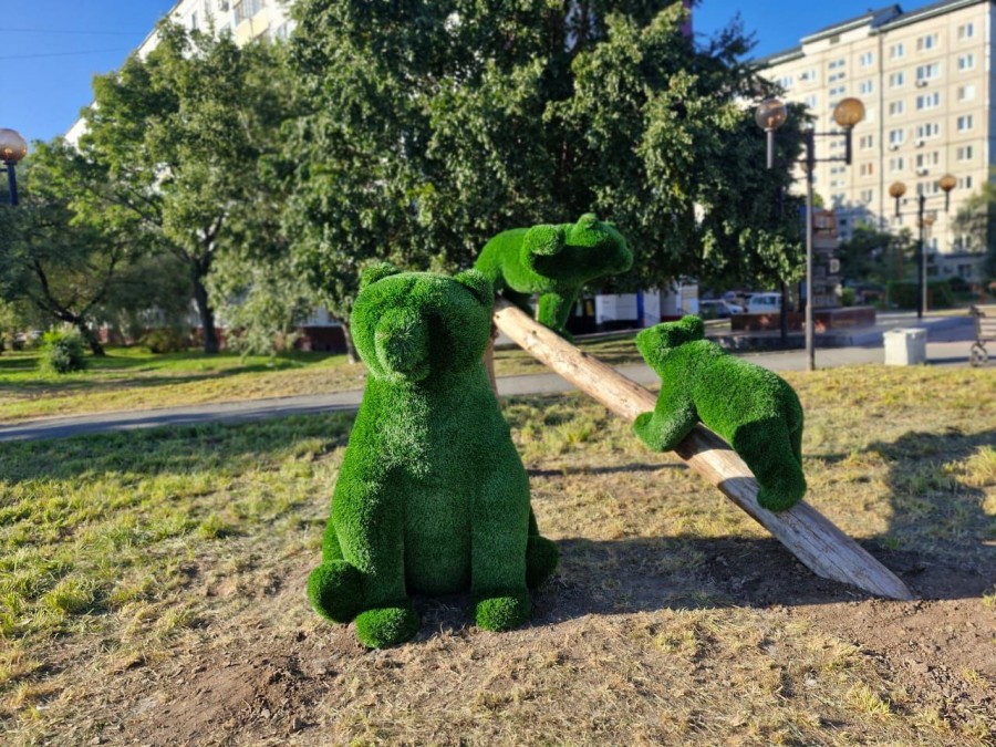 Семейство медведей украшает теперь наш город Арсеньев