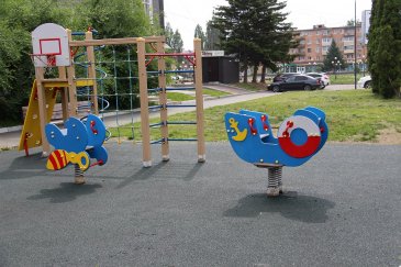 Обновлено покрытие на детской площадке возле кинотеатра «Космос»