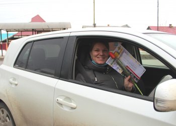 Сотрудники ОГИБДД города Арсеньева поздравили женщин-водителей с 8 марта! 0