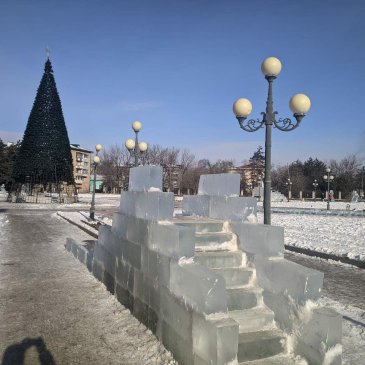 В Арсеньеве продолжается оформление Комсомольской площади к Новому году 0