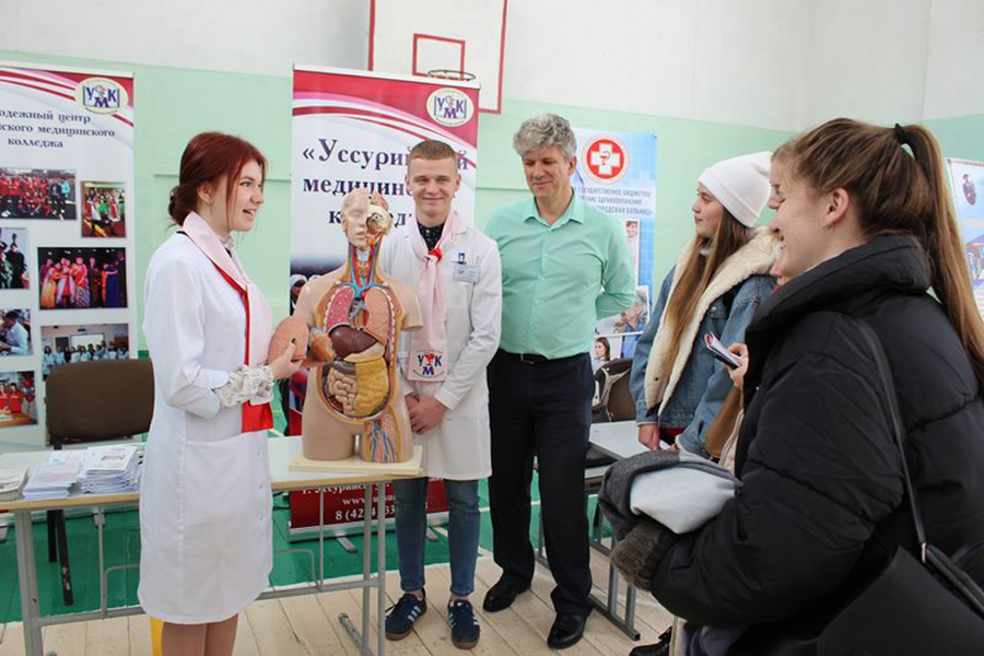 В Арсеньеве прошла традиционная «Ярмарка учебных заведений» для старшеклассников