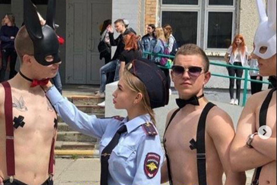 Во Владивостоке школьники устроили флешмоб в стиле БДСМ (видео)
