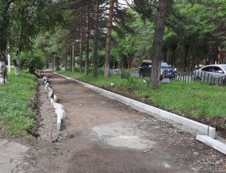 В Арсеньеве идет ремонт тротуара по улице Ленинской