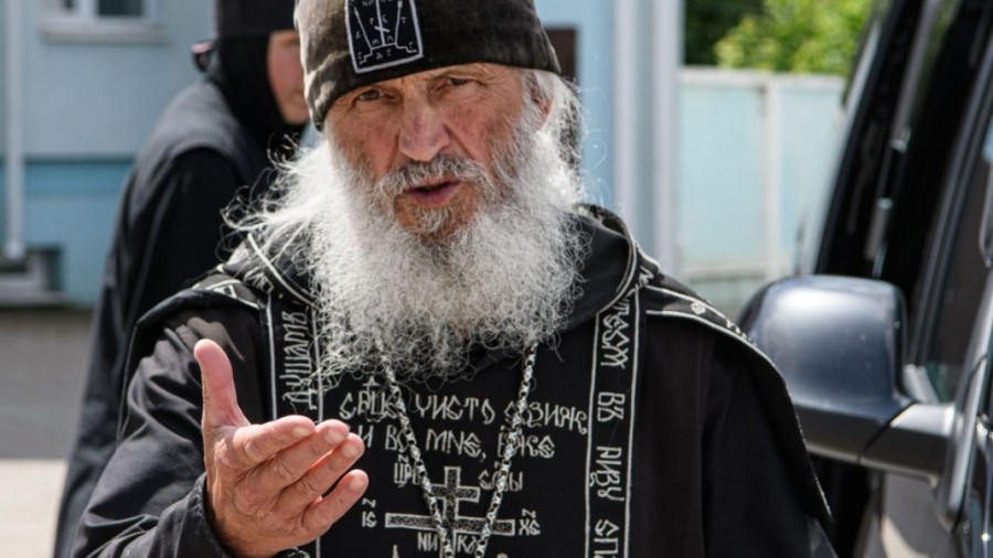 Уральский священник захватил монастырь и взял в охрану местных казаков