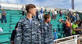 В День Воздушного флота - разноцветные купола парашютов и флаг России в небе над Арсеньевом 0