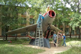 Арсеньевцы провели реставрацию истребителя МиГ-15, установленного возле колледжа ДВФУ 2